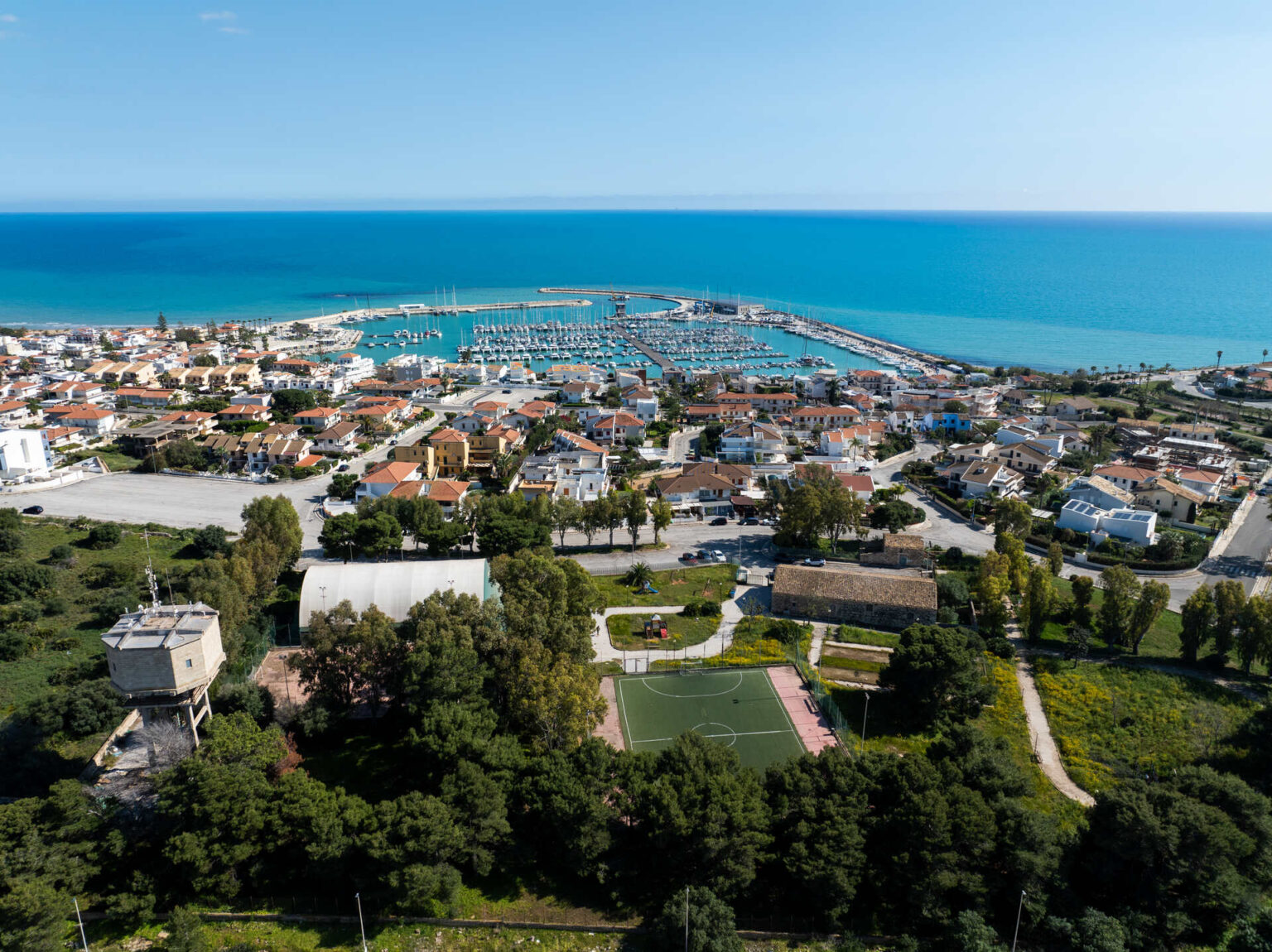 Panorama di Marina di Ragusa con il porto, le spiagge dorate e il mare azzurro della Sicilia, nei dintorni di Ragusa.