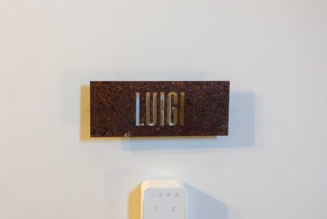 Targa identificativa in metallo brunito con il nome "LUIGI" intagliato, situata all'ingresso della stanza presso Castellett Ragusa.