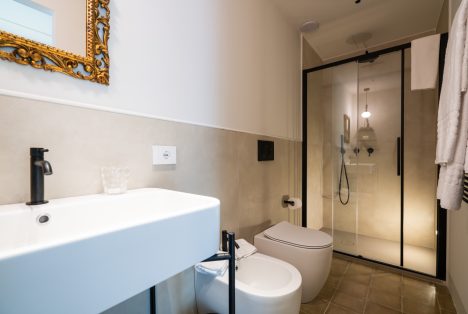Ampia doccia moderna con dettagli neri e pareti neutre nella Stanza Luigi a Castellett Ragusa.