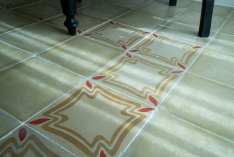 Dettaglio pavimentazione storica in graniglia decorata, Stanza Luigi presso Castellett a Ragusa.